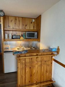 eine Küche mit einer Arbeitsplatte und einer Mikrowelle in der Unterkunft Le choucas - Les Arcs in Arc 2000