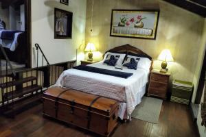 1 dormitorio con 1 cama grande y 2 lámparas en Villas Emekarsa, Antigua en Antigua Guatemala