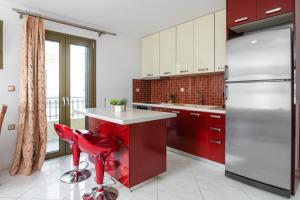 A kitchen or kitchenette at Maria's City Villa