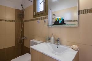 A bathroom at Maria's City Villa