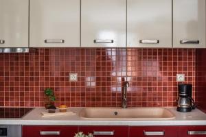 A kitchen or kitchenette at Maria's City Villa Még 36 kép