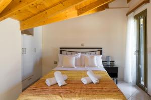 A bed or beds in a room at Maria's City Villa