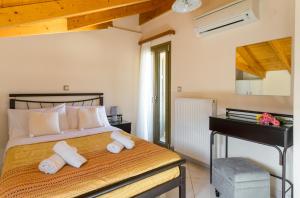 A bed or beds in a room at Maria's City Villa