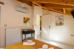 A bed or beds in a room at Maria's City Villa