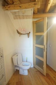Gîte La Source sauna jardin wi-fi的一间浴室