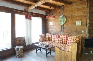 Posezení v ubytování Gîte La Source sauna jardin wi-fi