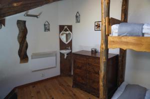 Gîte La Source sauna jardin wi-fi客房内的一张或多张床位