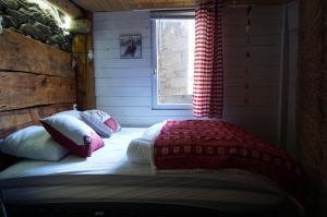Gîte La Source sauna jardin wi-fi客房内的一张或多张床位