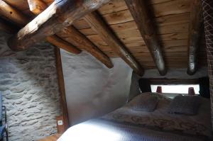 Gîte La Source sauna jardin wi-fi客房内的一张或多张床位
