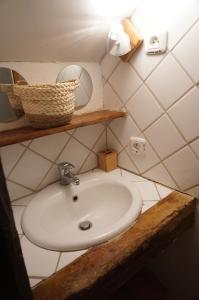 Koupelna v ubytování Gîte La Source sauna jardin wi-fi + 23 fotografií