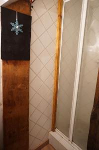 Gîte La Source sauna jardin wi-fi的一间浴室