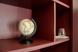 a globe sitting on a shelf with a wine glass at Cetara Costa d'Amalfi Residence in Cetara