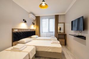 Ένα ή περισσότερα κρεβάτια σε δωμάτιο στο SEHZADE HOTEL