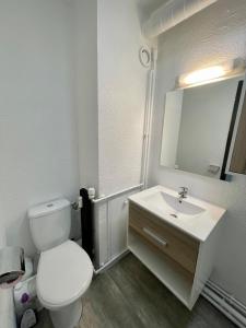 La salle de bains est pourvue de toilettes blanches et d'un lavabo. dans l'établissement Studio Arc 1600, à Arc 1600