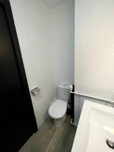 un piccolo bagno con servizi igienici e lavandino di Studio Arc 1600 ad Arc 1600
