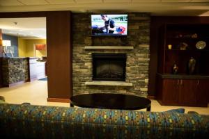 A television and/or entertainment centre at Holiday Inn Express Milford, an IHG Hotel