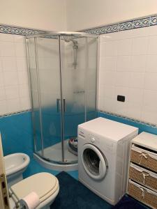 bagno con lavatrice e servizi igienici di Casa Ridente: Porto Cesareo Centro a Porto Cesareo