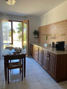 een keuken met een tafel en een tafel- bij Casa Monte Santo in Urbania +26 foto's