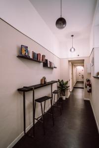 pasillo con mesa y taburetes en una habitación en Nova Relais, en Nápoles