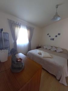 Ein Bett oder Betten in einem Zimmer der Unterkunft Quinta do Baquenéu- Sitio das Cortes