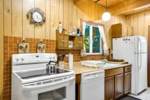 Kuchyň nebo kuchyňský kout v ubytování Yakima River Cabin + 24 fotografií