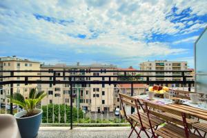 Un balcón o terraza en appartamento di fronte alla pista ciclabile con 2 camere da letto e wifi