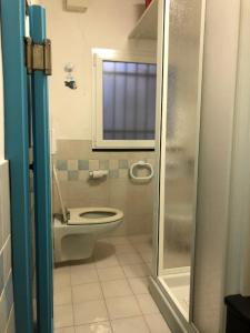 La petite salle de bains est pourvue d'une douche et de toilettes. dans l'établissement Via Garibaldi Centro Storico, à Levanto