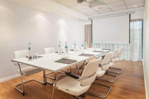 a conference room with a long table and chairs at AP Eva Senses in Faro
