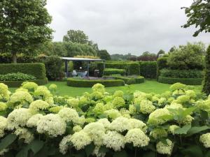 A garden outside Studio Gardenroom Guesthouse De Steenberg met wellness & tuinzicht