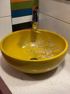 a yellow sink sitting on top of a counter at Hotel Manantial No,001 in Lima