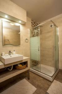 W łazience znajduje się umywalka i prysznic. w obiekcie AGGELOS GARDEN VIEW w mieście Faliraki