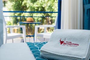 Postel nebo postele na pokoji v ubytování Knossos Hotel