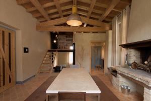 Großes Zimmer mit einem Tisch und einem Kamin. in der Unterkunft BED&BEER BIRRIFICIO LA GRAMIGNA in Perugia