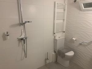 y baño blanco con aseo y ducha. en VILLA PRESENCE - Chambres d'hôtes - Activités bien-être en Toulon