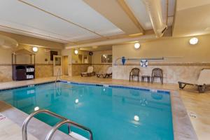 諾克斯維爾的住宿－北諾克斯維爾舒適套房酒店，在酒店房间的一个大型游泳池