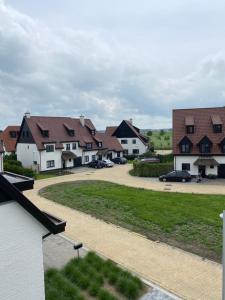 een rij huizen met auto's geparkeerd op een parkeerplaats bij Les Cigognes in Knokke