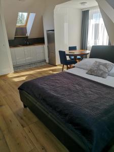Posteľ alebo postele v izbe v ubytovaní Apartamenty Lawendowy Zakątek 7