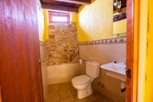 A bathroom at El Cau de Corcolilla (Villa Rural) Még 33 kép