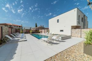 Bazén v ubytovaní PINNA RESIDENCE - PINNA alebo v jeho blízkosti
