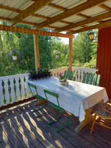 einen Tisch und Stühle auf einer Terrasse mit einem Tisch in der Unterkunft Bärvallen 388 in Sälen