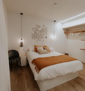 1 dormitorio con 1 cama grande y 1 silla en OH MY HOME BILBAO, en Bilbao