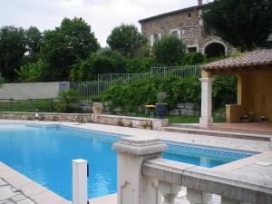 una piscina frente a una casa en Mas de Lassagne en Vagnas