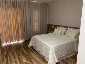 Tempat tidur dalam kamar di Hotel Reserva do Xingó