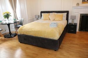 - une chambre avec un lit et une table avec une chaise dans l'établissement The Courtfield Plaza, à Londres