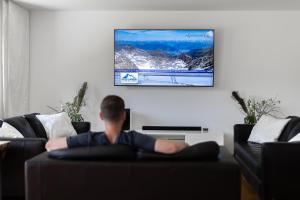 TV a/nebo společenská místnost v ubytování Kaprun Biggest Chalet Helen - 5 Bedrooms, 7 Bathrooms, Air Condition