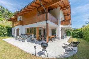 Zahrada ubytování Kaprun Biggest Chalet Helen - 5 Bedrooms, 7 Bathrooms, Air Condition