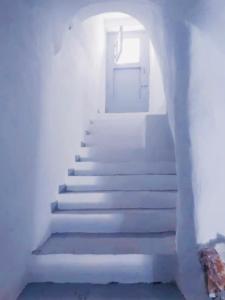 una escalera que conduce a una habitación con escaleras blancas en Elysium - a romantic escape in Mojacar Pueblo en Mojácar