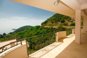 Elle comprend un balcon offrant une vue sur l'océan. dans l'établissement St.George Apartments, à Petrovac na Moru