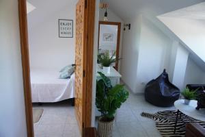 Łóżko lub łóżka w pokoju w obiekcie Hostal La Biela 43