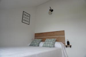 Łóżko lub łóżka w pokoju w obiekcie Hostal La Biela 43